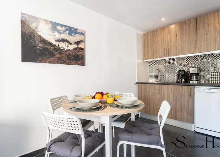 Stylish Seaview Terrace Retreat Apartament