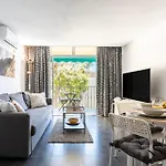 Stylish Seaview Terrace Retreat 아파트 *