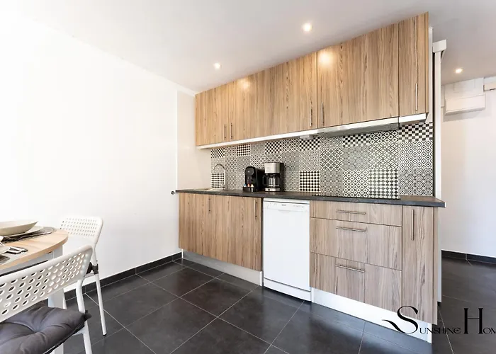 Stylish Seaview Terrace Retreat *