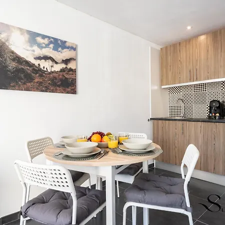 Stylish Seaview Terrace Retreat Appartement